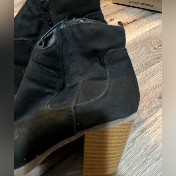 Cute black faux suede cowboy booties ! Size 8 - Picture 2 of 7
